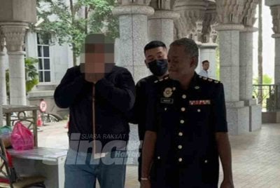 Seorang penjawat awam disiasat berkaitan kes meminta dan menerima rasuah kira-kira RM30 juta. 