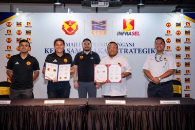 Tengku Amir Shah (tengah) berkenan menyaksikan Majlis Menandatangani Kerjasama Rakan Strategik antara KSSB, Infrasel dan Selangor FC.