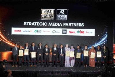 ang di-Pertua Negeri Melaka, Tun Seri Setia Dr. Mohd Ali Mohd Rustam (tengah), bergambar bersama wakil rakan media strategik pada Malam Gala 10th Gather of Achievers – ASEAN Records & ASIA Records di Hyatt Regency Kuala Lumpur, pada Selasa.