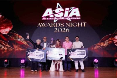 Abd Rahman (dua dari kiri) merakam gambar kenangan bersama pemenang anugerah utama ASIA 2026.