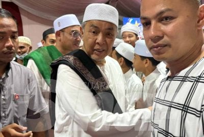 Ahmad Zahid beramah mesra dengan tetamu yang hadir pada program Melaka Bermunajat pada Rabu.