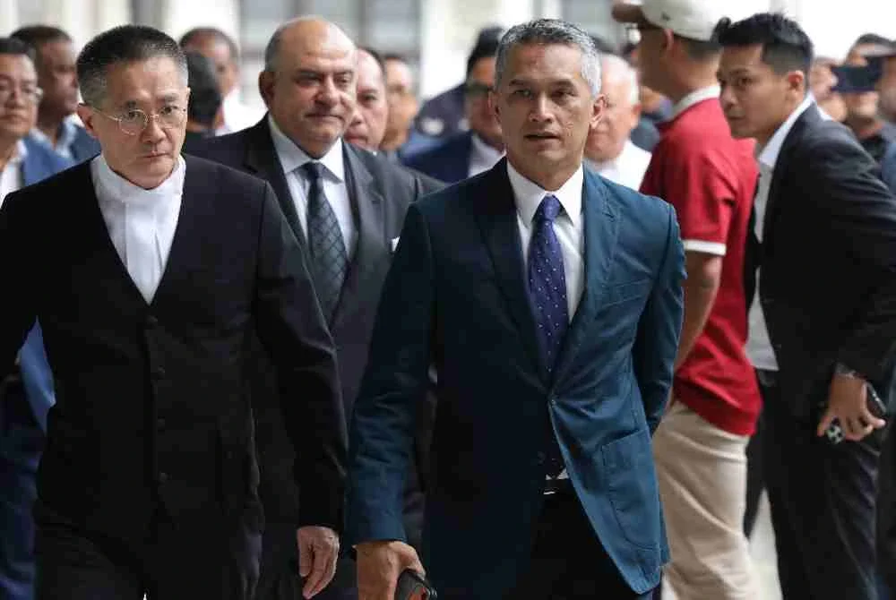 Mohd Shuhaily (depan kanan) bersama peguamnya ketika tiba di Kompleks Mahkamah Sepang pada Rabu bagi menghadapi dua pertuduhan berhubung dakwaan mengasari dua anggota polis di Terminal 1 Lapangan Terbang Antarabangsa Kuala Lumpur (KLIA). Foto: Bernama 