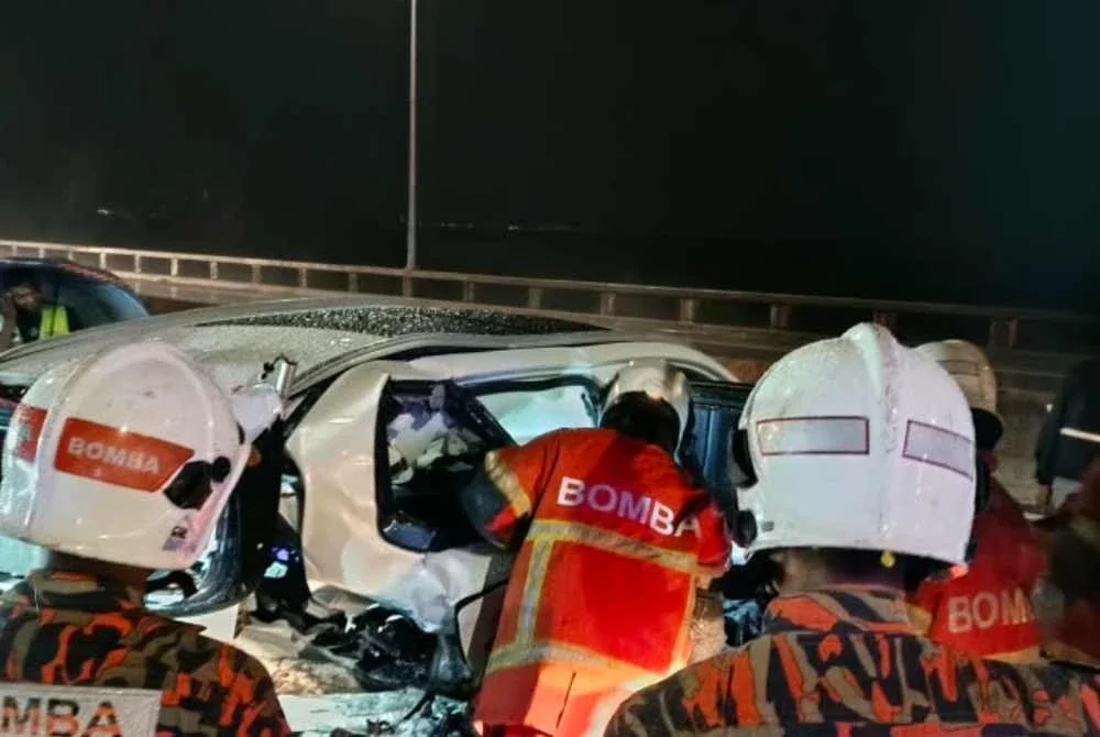 Anggota bomba tiba di lokasi selepas menerima panggilan kecemasan namun empat mangsa yang cedera telah dibawa ke hospital oleh orang awam. Foto JBPM