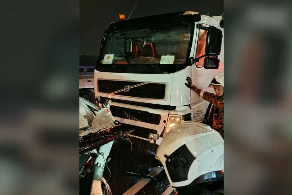 Pemandu lori tangki berusia 53 tahun tidak mengalami kecederaan. Foto JBPM