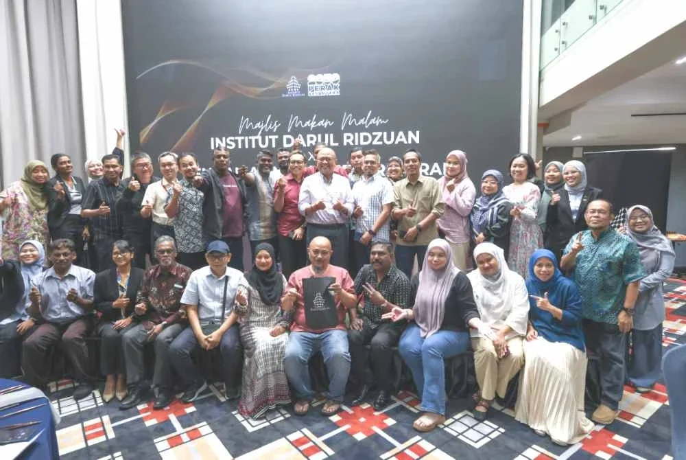 Zulqarnain (berdiri, tengah) bersama pengamal media sempena Majlis Makan Malam IDR Bersama Pengamal Media Perak di sebuah hotel di Ipoh pada Rabu.