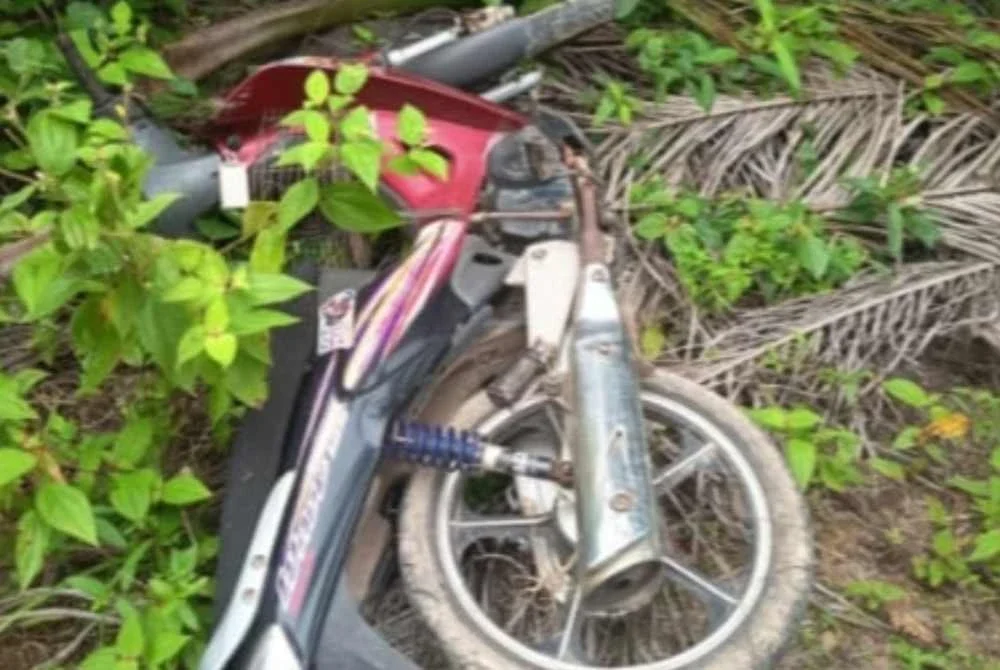 Motosikal digunakan ditemukan berhampiran mangsa.