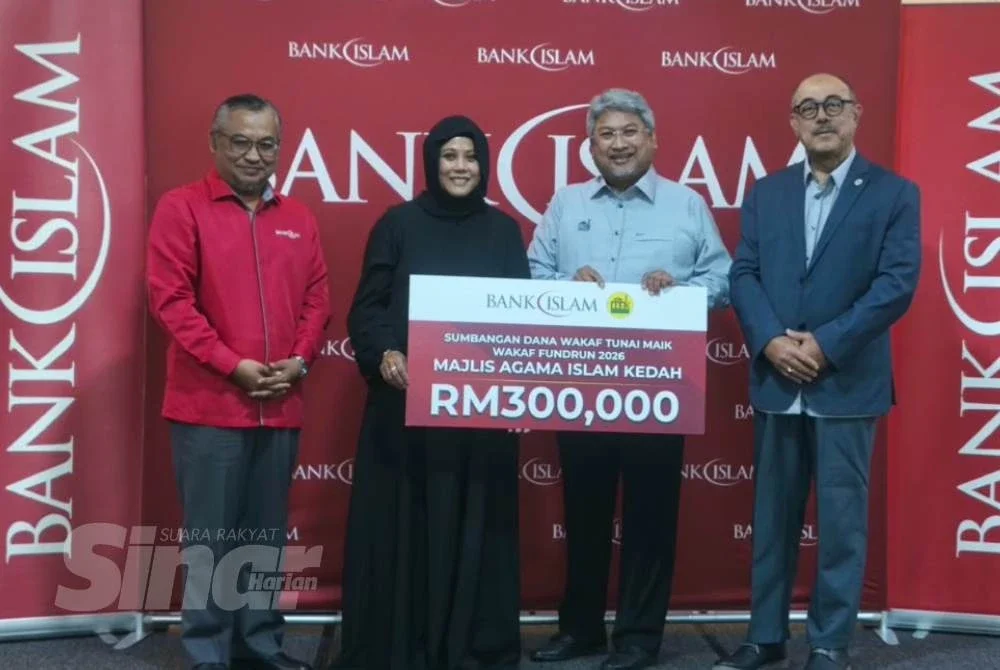 Teh Maimunah (dua dari kiri) menyerahkan cek sumbangan kepada Mohd Yusri (dua dari kanan) ketika Majlis Penghargaan Bank Islam bersama MAIK di Alor Setar pada Rabu.