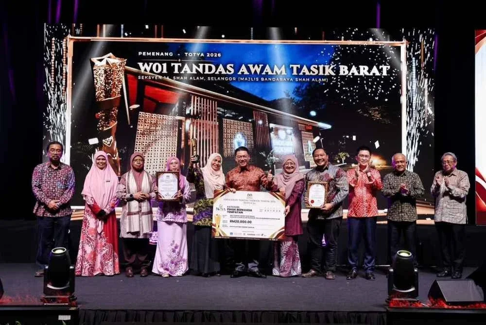 Kor Ming (tengah) menyampaikan hadiah kemenangan Anugerah Tandas Terbaik TOTYA ’26 kepada Zabidah (lima dari kiri).