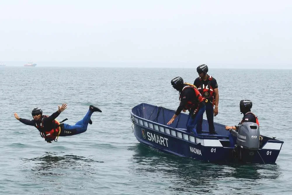 Anggota SMART menjalani latihan keselamatan.