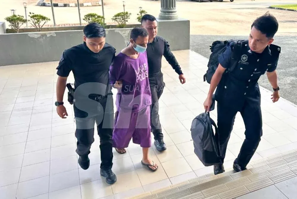 Tertuduh tiba di Mahkamah Majistret Pasir Mas pada Khamis.