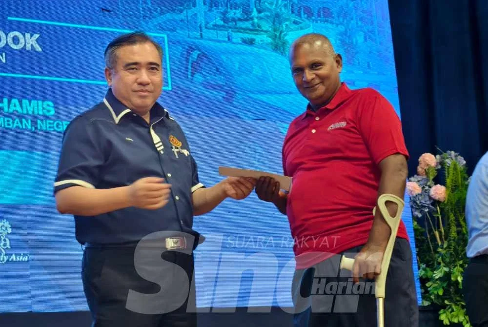 Anthony Loke menyampaikan sumbangan khas RM1,000 kepada pemandu teksi.