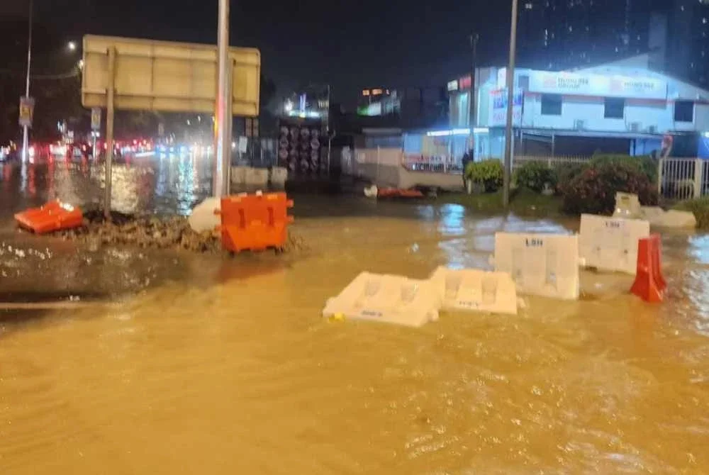 Keadaan banjir kilat di Bayan Baru pada tengah malam Khamis.