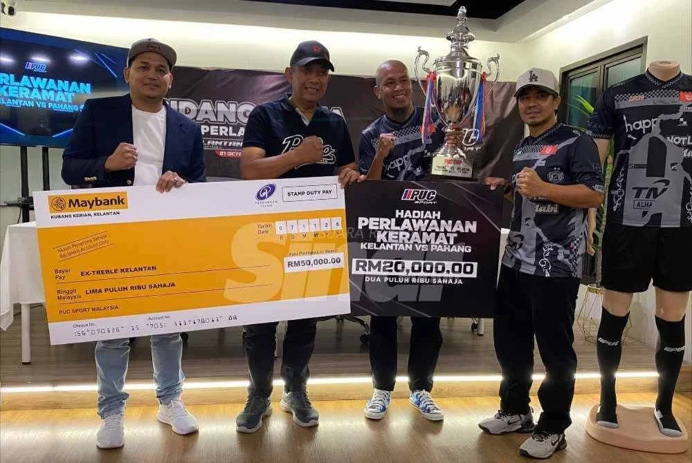 Azman (dua dari kiri) pada Majlis Pelancaran Jersi sempena perlawanan Ex-Trebel Kelantan menentang Pahang.