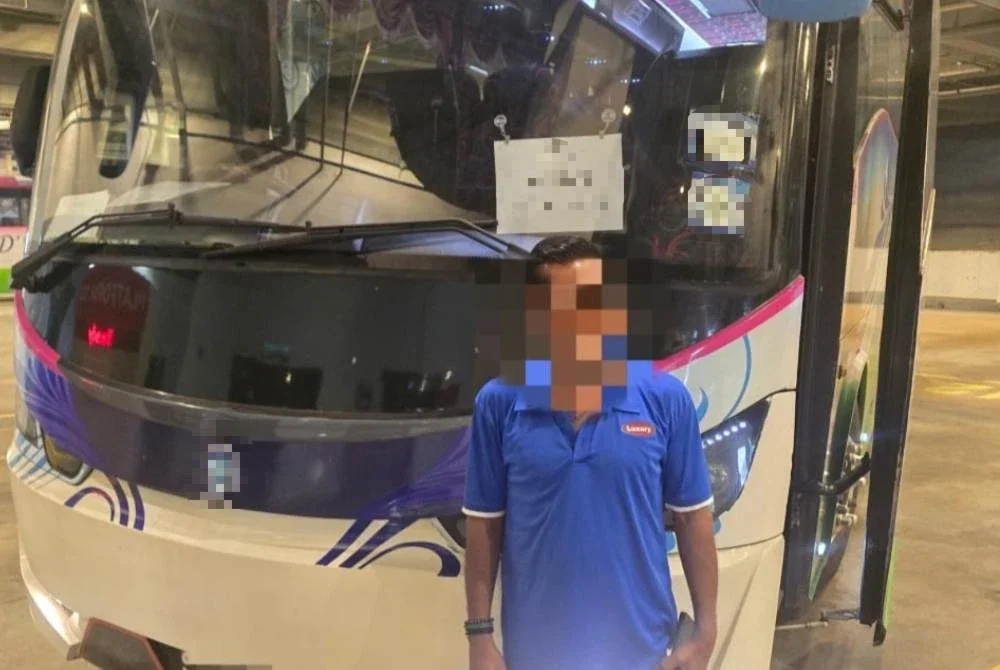 Bas bersama pemandu warga asing yang ditahan hasil pemeriksaan JPJ ldi Terminal Genting Highlands, Bentong pada Rabu. Foto: JPJ Pahang