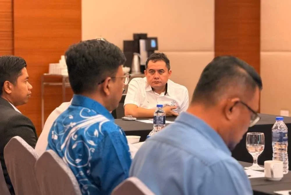Mohamad Nizar menyaksikan pemeteraian MOA antara Darul Makmur Aurum Sdn Bhd dan Grayscale Asia-Pacific Group Co Limited di sebuah hotel. Foto Mohamad Nizar