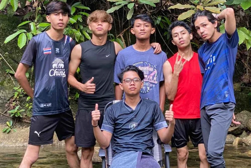 Muhammad Aqil (dua dari kanan) bersama Allahyarham (tengah, berdiri) ketika cuti bersama baru-baru ini.