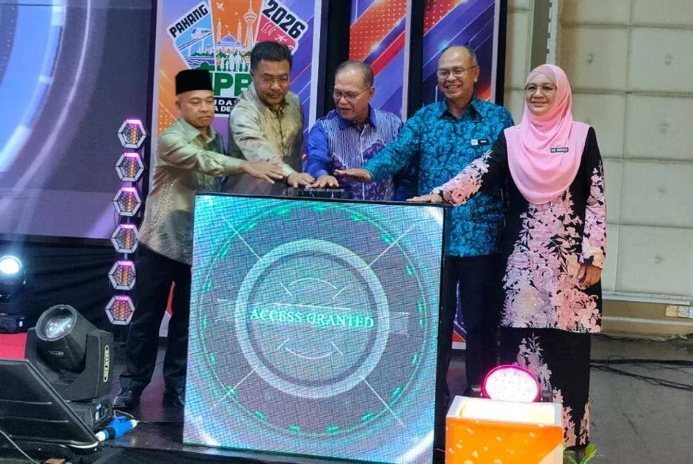 Wan Rosdy (tengah) menyempurnakan gimik perasmian sambutan HPBS Peringkat Negeri Pahang.