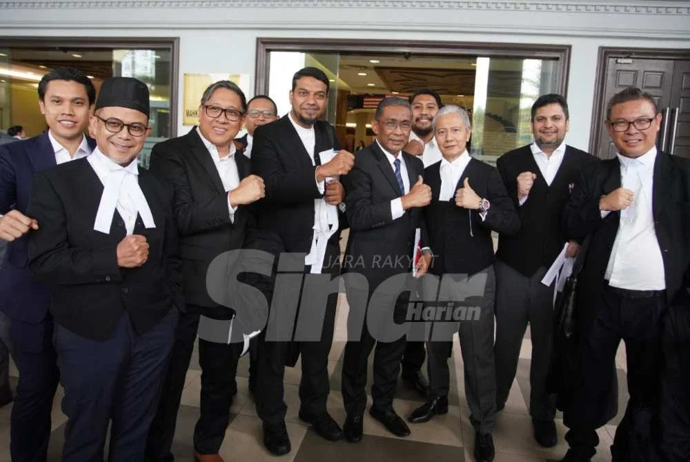 Takiyuddin (empat dari kanan) turut merakamkan penghargaan kepada barisan 15 peguam yang mewakili PN dalam prosiding semakan kehakiman itu. Foto SINAR HARIAN/ROSLI TALIB