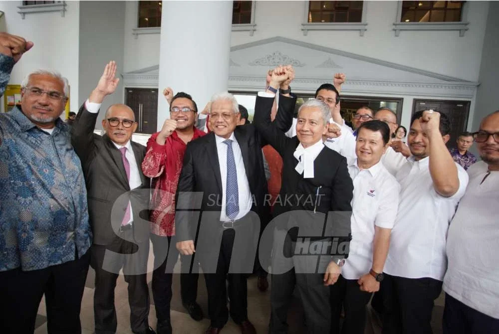 Hamzah (tengah) bersama Azizan kanan serta pimpinan dan penyokong PN selepas sidang akhbar di pekarangan Kompleks Mahkamah Kuala Lumpur di sini pada Khamis. Foto SINAR HARIAN/ROSLI TALIB
