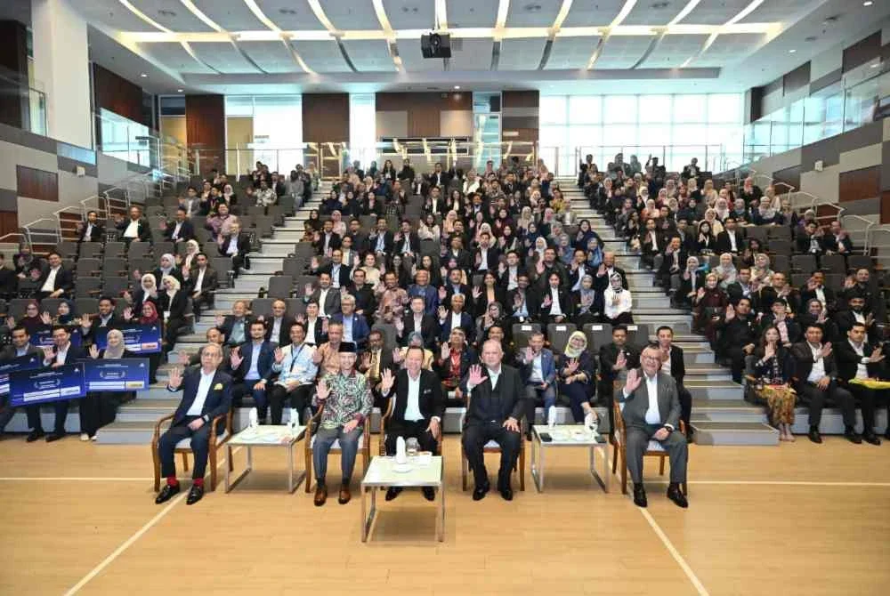 Abd Halim (tengah) bergambar bersama warga MCMC sempena Majlis Kemuncak Bulan Integriti dan Audit MCMC 2026 di Auditorium MCMC, Cyberjaya pada Khamis.