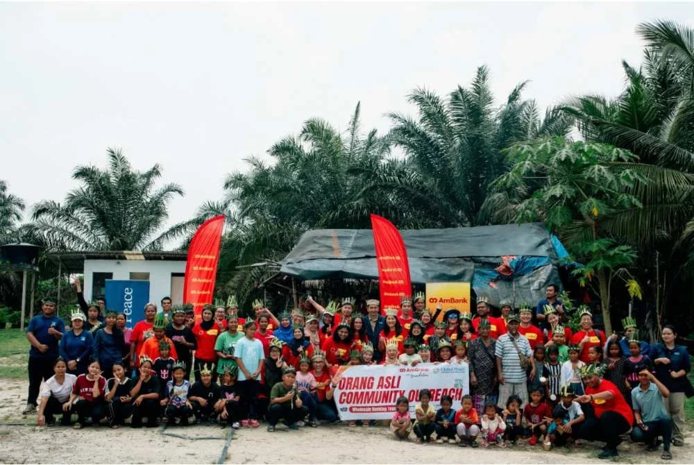 Sukarelawan AmBank di Kampung Sungai Gayung, Pahang, menyokong inisiatif jangkauan komuniti oleh AmGroup Foundation untuk merapatkan jurang digital dan mewujudkan peluang bermakna bagi masyarakat Orang Asli.