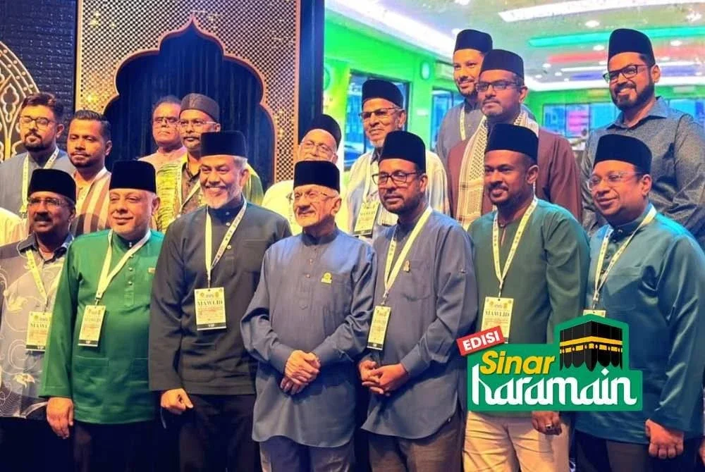 SYED KAMARULZAMAN (tengah) dan Mohamed Azman Shah (tiga dari kanan) bergambar bersama rakan strategik Persidangan Mawlid 6.0. 