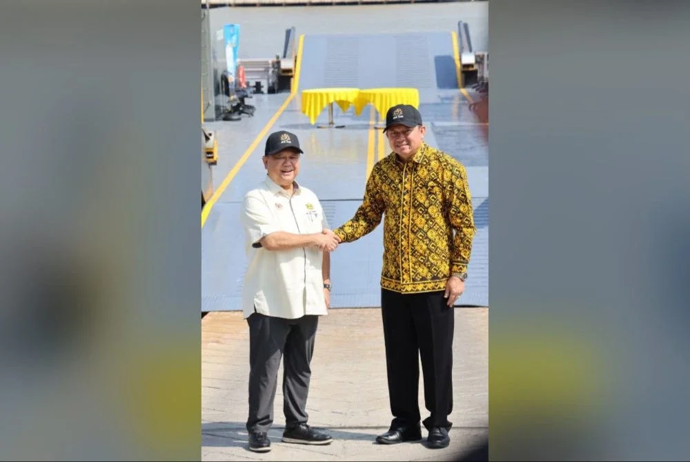 Alexander (kiri) bersama Timbalan Gabenor Wilayah Narathiwat Amirut Bua-On pada Majlis Perasmian dan Peluncuran Feri Sri Tanjong 1 di Pengkalan Kubor.