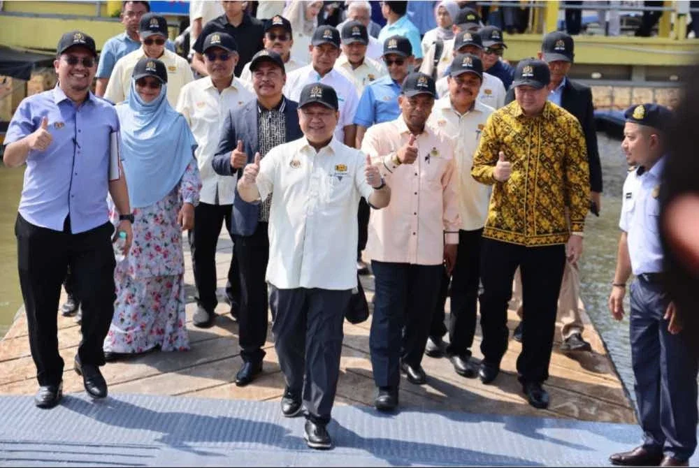 Alexander (tengah) ketika mengadakan lawatan.