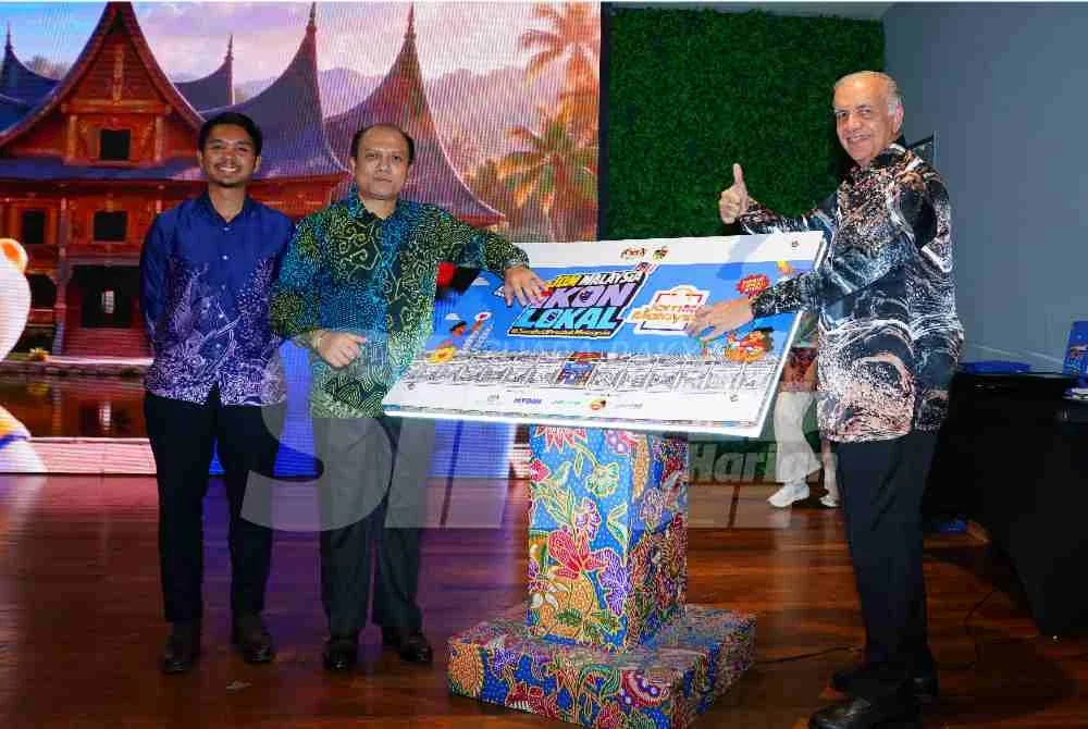 Ameer Ali (kanan), Arwan (tengah) ketika Pelancaran Kempen Jom Malaysia: Ikon Lokal, di Mydin Subang, pada Khamis. Foto: SINAR HARIAN/MOHD HALIM ABDUL WAHID