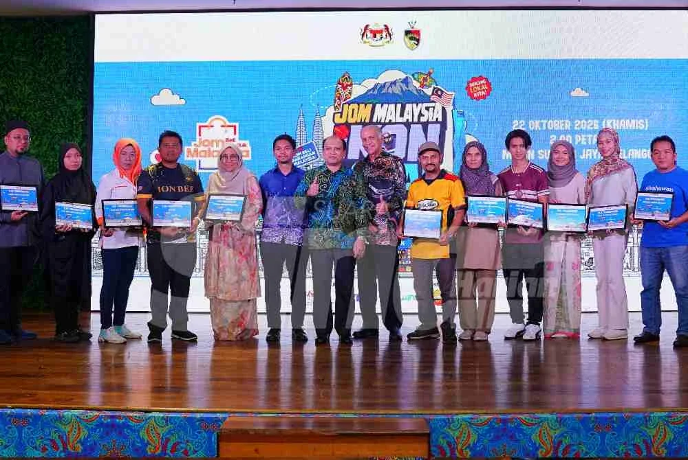 Penyerahan sijil penghargaan kepada16 usahawan daripada NS Choice dan Halal Kotej Go Global Jabatan Hal Ehwal Agama Islam Negeri Sembilan yang mengambil bahagian dalam program tersebut menerusi karnival jualan selama lima hari hingga 25 Oktober ini di Mydin Subang. Foto: SINAR HARIAN/MOHD HALIM ABDUL WAHID