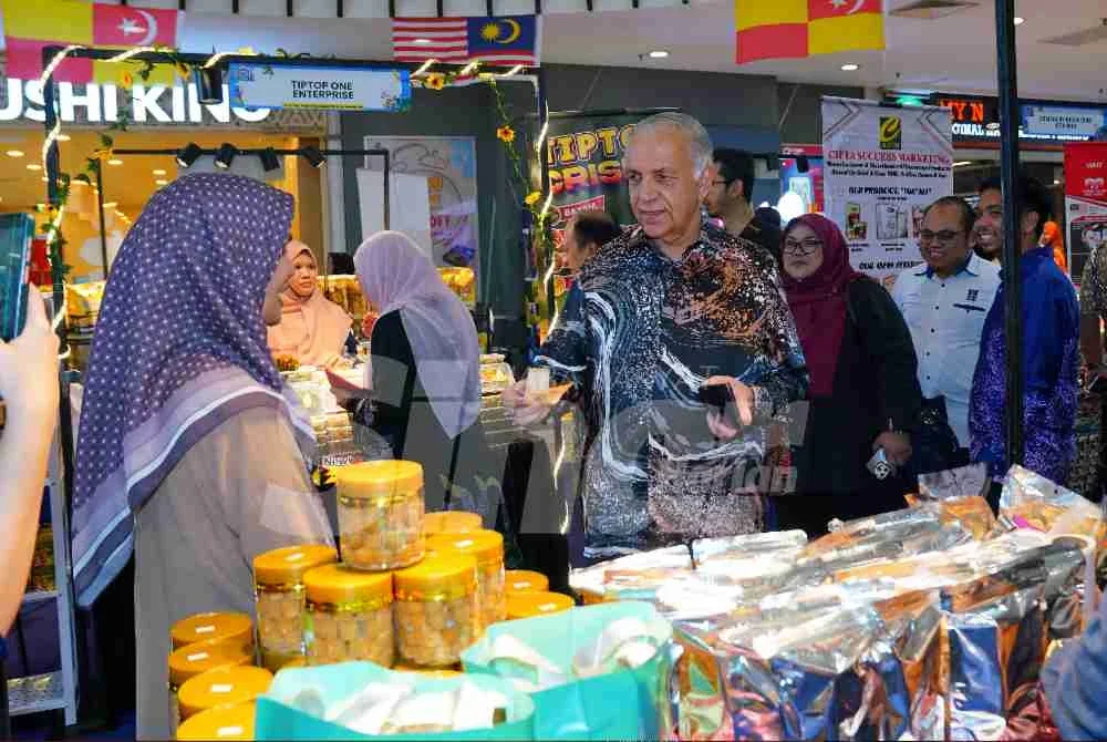 Ameer Ali ketika melawat reruai jualan sempena Kempen Jom Malaysia: Ikon Lokal berlangsung di Mydin Subang sehingga 25 Oktober ini. Foto: SINAR HARIAN/MOHD HALIM ABDUL WAHID