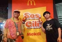 Dua pelanggan setia McDonald’s menjadi individu terawal berjaya menebus sos cili McDonald's dalam botol 