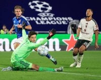 Penjaga gol United, Senne Lamnnes gagal menghalang Nico Paz daripada menjaringkan gol ketiga Como. FOTO: Agensi 