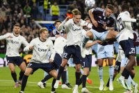 Villa mendahului pada minit ke-23 menerusi tandukan Ross Barkley (dua kanan) yang menyambut sepakan penjuru Ibrahim Mbaye. - FOTO: Agensi