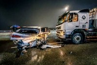 Kemalangan membabitkan sebuah lori tangki minyak dan sebuah kereta BMW di Jambatan Pulau Pinang. Foto JBPM