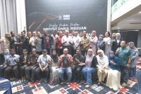 Zulqarnain (berdiri, tengah) bersama pengamal media sempena Majlis Makan Malam IDR Bersama Pengamal Media Perak di sebuah hotel di Ipoh pada Rabu.
