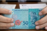 Ringgit mencatatkan prestasi bercampur-campur berbanding mata wang ASEAN. - Gambar hiasasn janaan AI. 