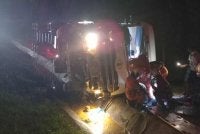 Anggota BBP Ayer Tawar mengeluarkan mangsa kemalangan di WCE arah utara pada Khamis. 