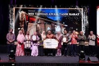 Kor Ming (tengah) menyampaikan hadiah kemenangan Anugerah Tandas Terbaik TOTYA ’26 kepada Zabidah (lima dari kiri).