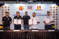 Tengku Amir Shah (tengah) berkenan menyaksikan Majlis Menandatangani Kerjasama Rakan Strategik antara KSSB, Infrasel dan Selangor FC.