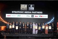 Yang di-Pertua Negeri Melaka, Tun Seri Setia Dr. Mohd Ali Mohd Rustam (tengah), bergambar bersama wakil rakan media strategik pada Malam Gala 10th Gather of Achievers – ASEAN Records & ASIA Records di Hyatt Regency Kuala Lumpur, pada Selasa.