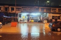 Banjir kilat di Bayan Baru selepas hujan lebat pada tengah malam Khamis.