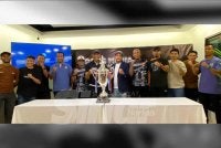 Azman (enam dari kiri) pada Majlis Pelancaran Jersi sempena perlawanan Ex-Treble Kelantan menentang Pahang pada 7 November ini di Stadium Darul Makmur, Pahang yang dianjurkan oleh PUC Sport. 