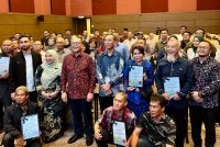 Izham bergambar bersama tetamu dan peserta selepas Bengkel FOR di sini pada Khamis.