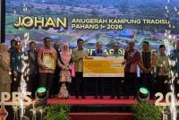 Wan Rosdy menyampaikan hadiah kemenangan kepada wakil penduduk Kampung Merapoh yang dinobatkan sebagai johan Anugerah Kampung Tradisi Pahang 1st sempena sambutan HPBS Peringkat Negeri Pahang.