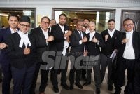 Takiyuddin (empat dari kanan) turut merakamkan penghargaan kepada barisan 15 peguam yang mewakili PN dalam prosiding semakan kehakiman itu. Foto SINAR HARIAN/ROSLI TALIB 