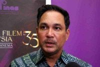 Hans Isaac ditemu bual pemberita selepas majlis penyampaian Insentif Tayangan Filem Cereka di Menara FINAS Damansara, pada Khamis. Foto: Bernama 