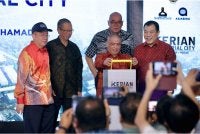 Saarani (tengah) menyempurnakan Majlis Perasmian Pecah Tanah bagi Pembangunan KIC pada Khamis. Foto Pejabat Menteri Besar Perak