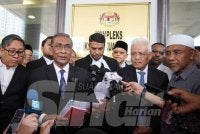 Takiyuddin (depan, dua dari kiri) ketika sidang akhbar di pekarangan lobi Kompleks Mahkamah Kuala Lumpur pada Khamis. Foto: Rosli Talib 