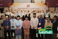AMIRUDIN (tengah) dan Mohammad Arrief (empat dari kanan) bersama sebahagian daripada 101 asnaf yang diraikan dalam majlis tersebut.
